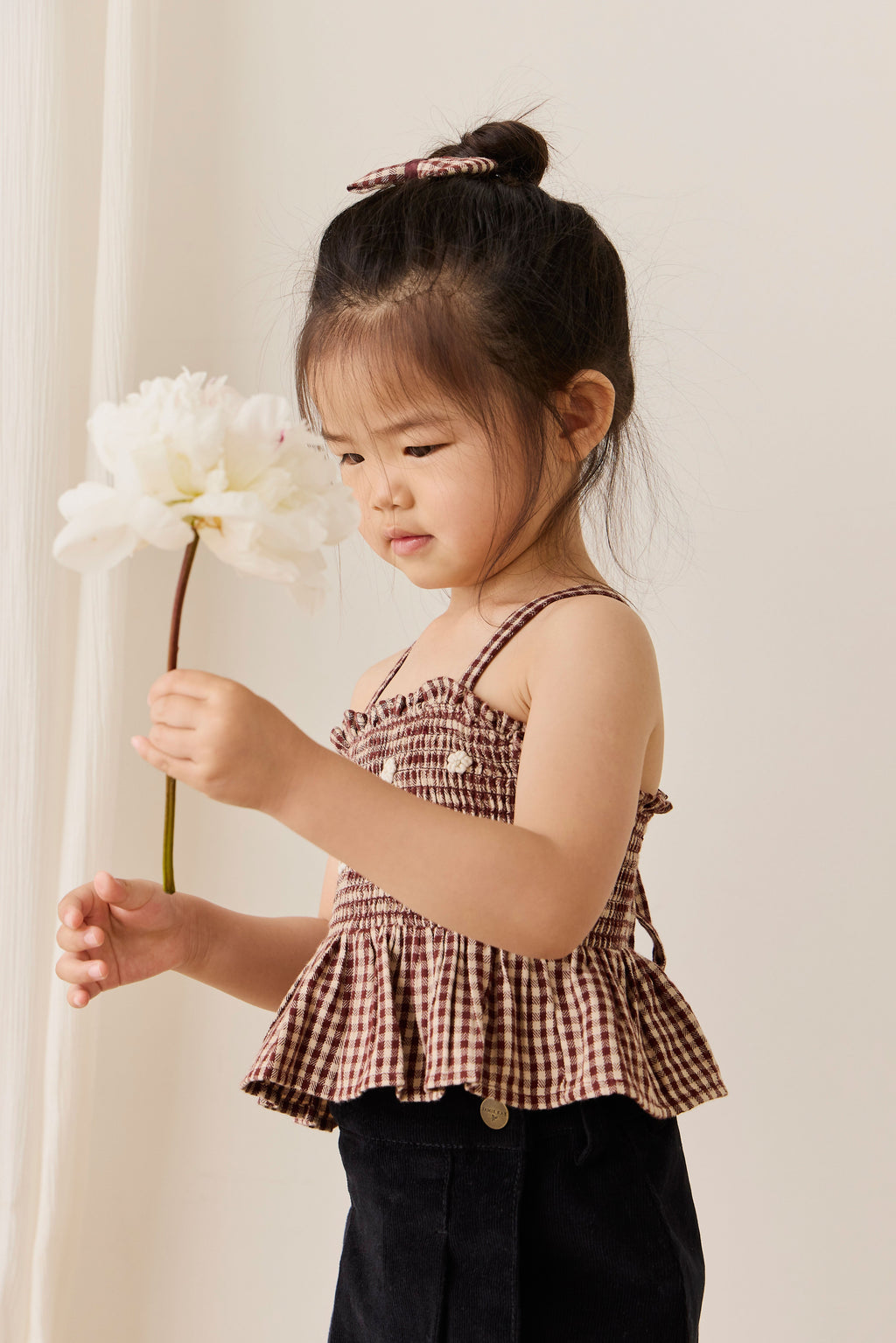 Haut en coton biologique à carreaux vichy cannelle pour fille avec corsage smocké et fleurs brodées