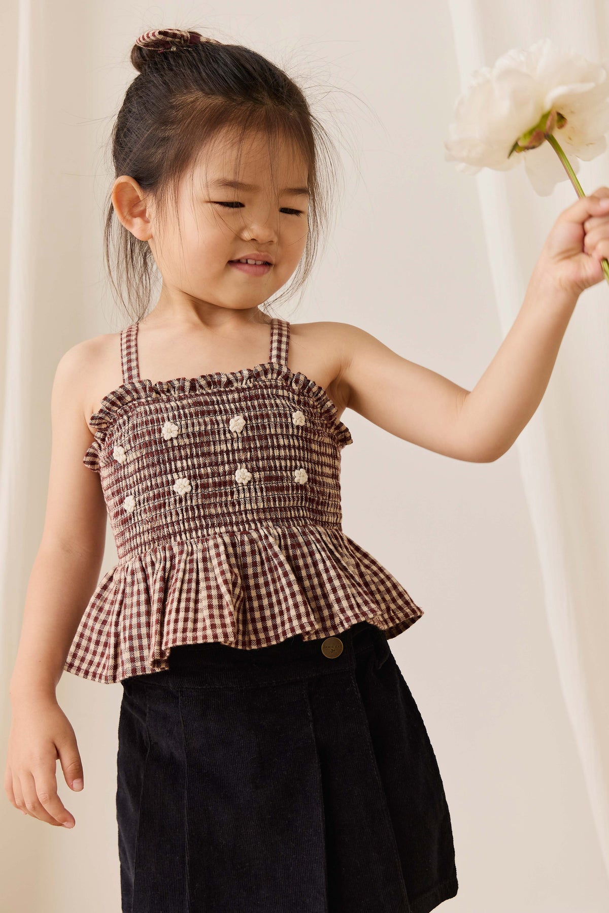 Haut en coton biologique à carreaux vichy cannelle pour fille avec corsage smocké et fleurs brodées