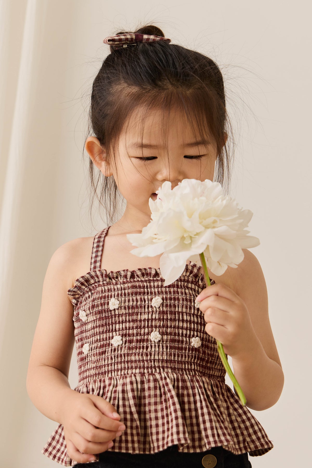 Haut en coton biologique à carreaux vichy cannelle pour fille avec corsage smocké et fleurs brodées