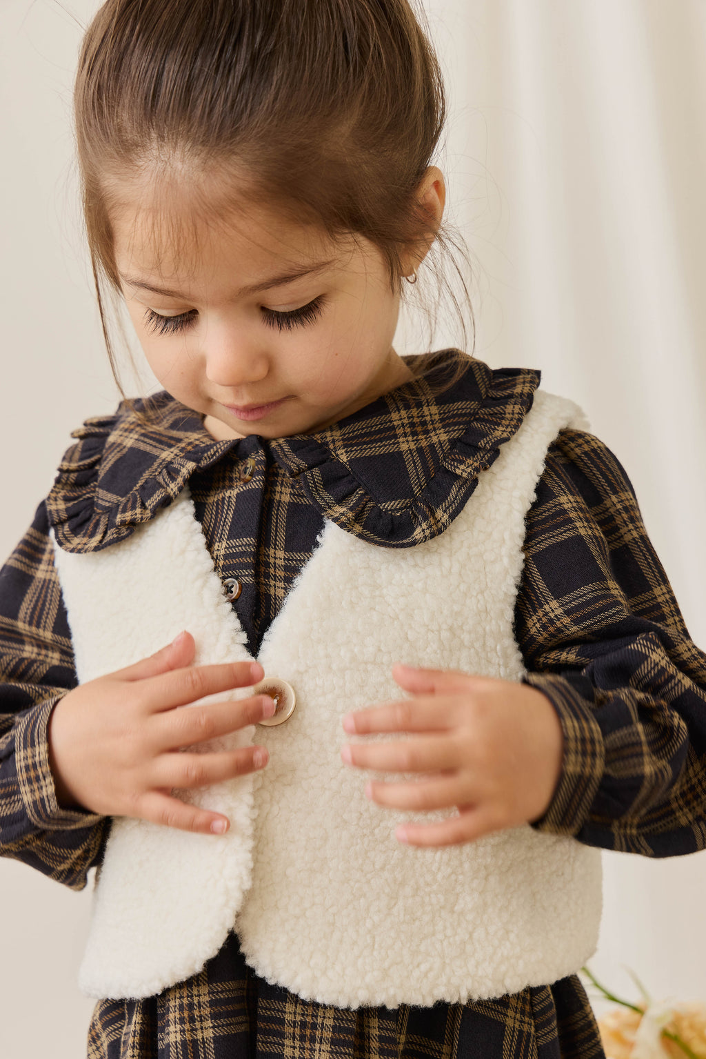 Gilet douillet en peluche de polyester naturel avec doublure vichy et bouton unique sur le devant pour enfant