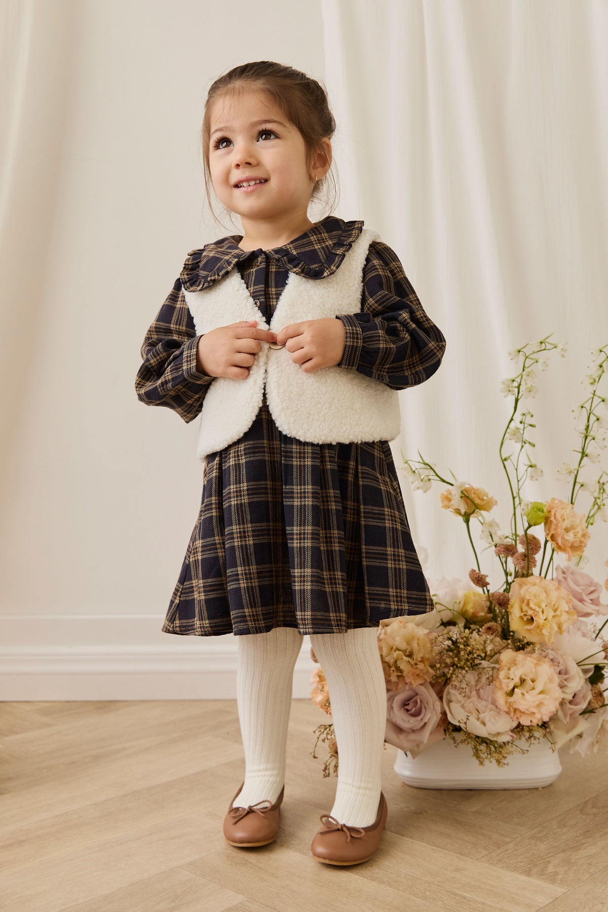 Gilet douillet en peluche de polyester naturel avec doublure vichy et bouton unique sur le devant pour enfant