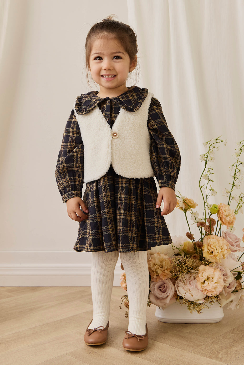 Gilet douillet en peluche de polyester naturel avec doublure vichy et bouton unique sur le devant pour enfant