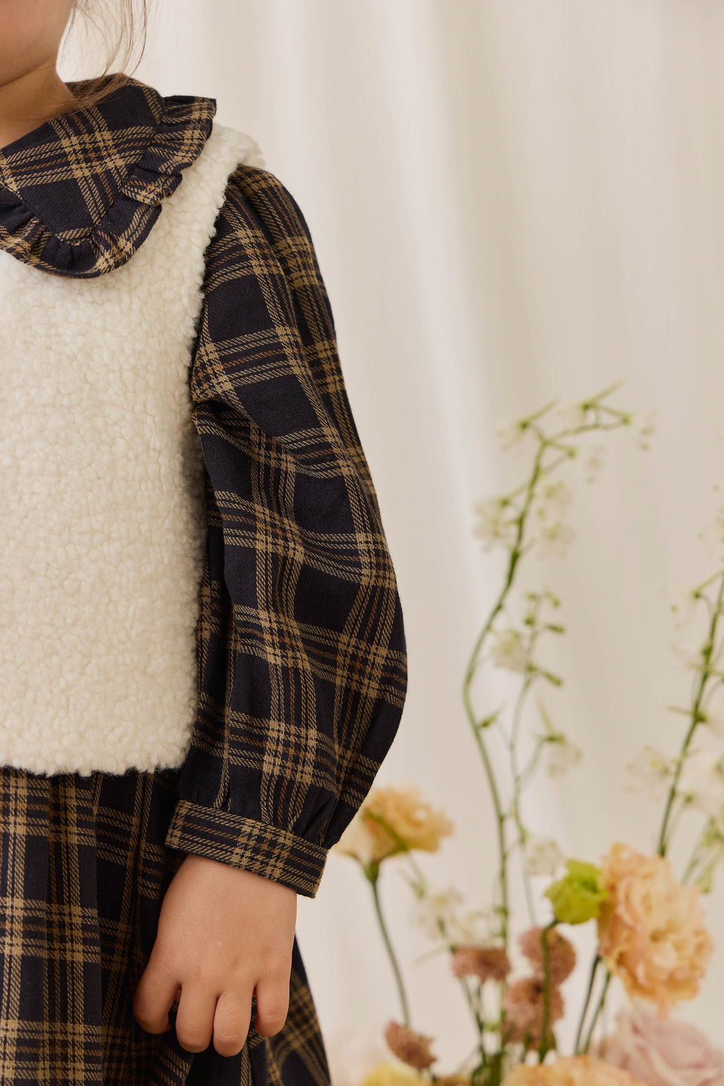 Gilet douillet en peluche de polyester naturel avec doublure vichy et bouton unique sur le devant pour enfant