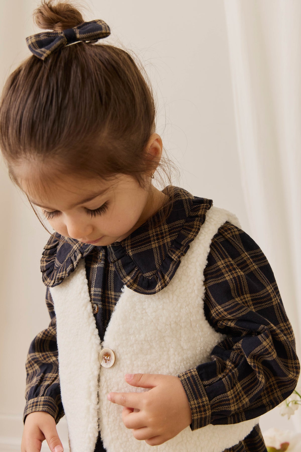 Gilet douillet en peluche de polyester naturel avec doublure vichy et bouton unique sur le devant pour enfant