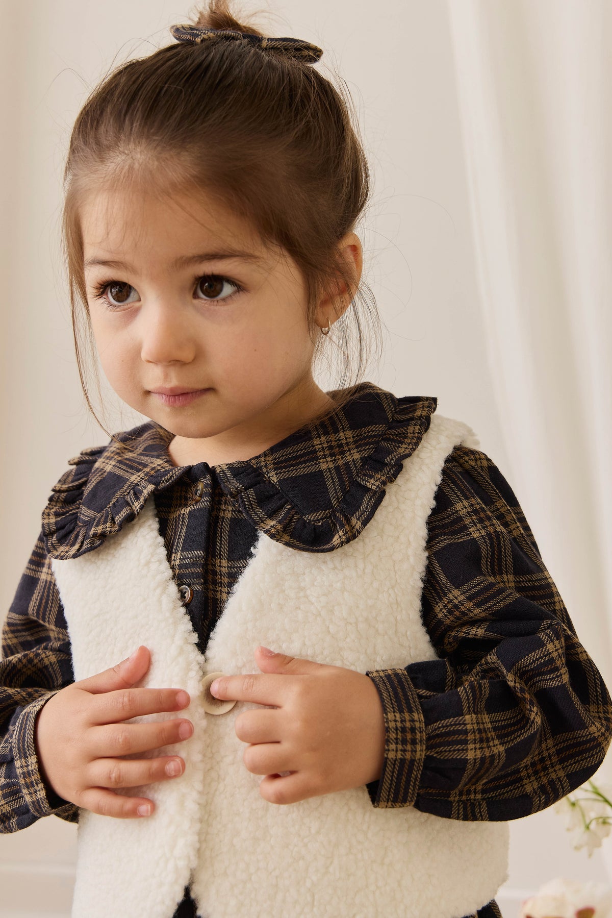 Gilet douillet en peluche de polyester naturel avec doublure vichy et bouton unique sur le devant pour enfant