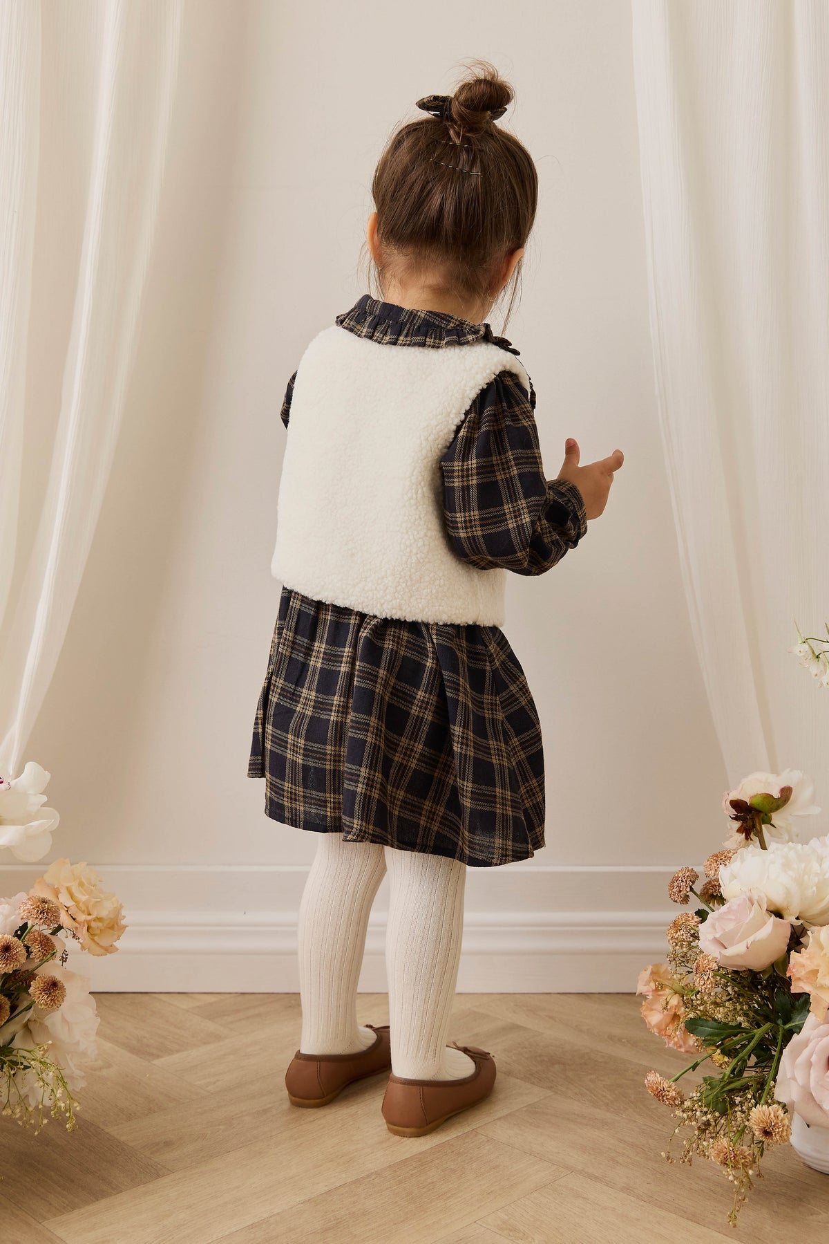 Gilet douillet en peluche de polyester naturel avec doublure vichy et bouton unique sur le devant pour enfant