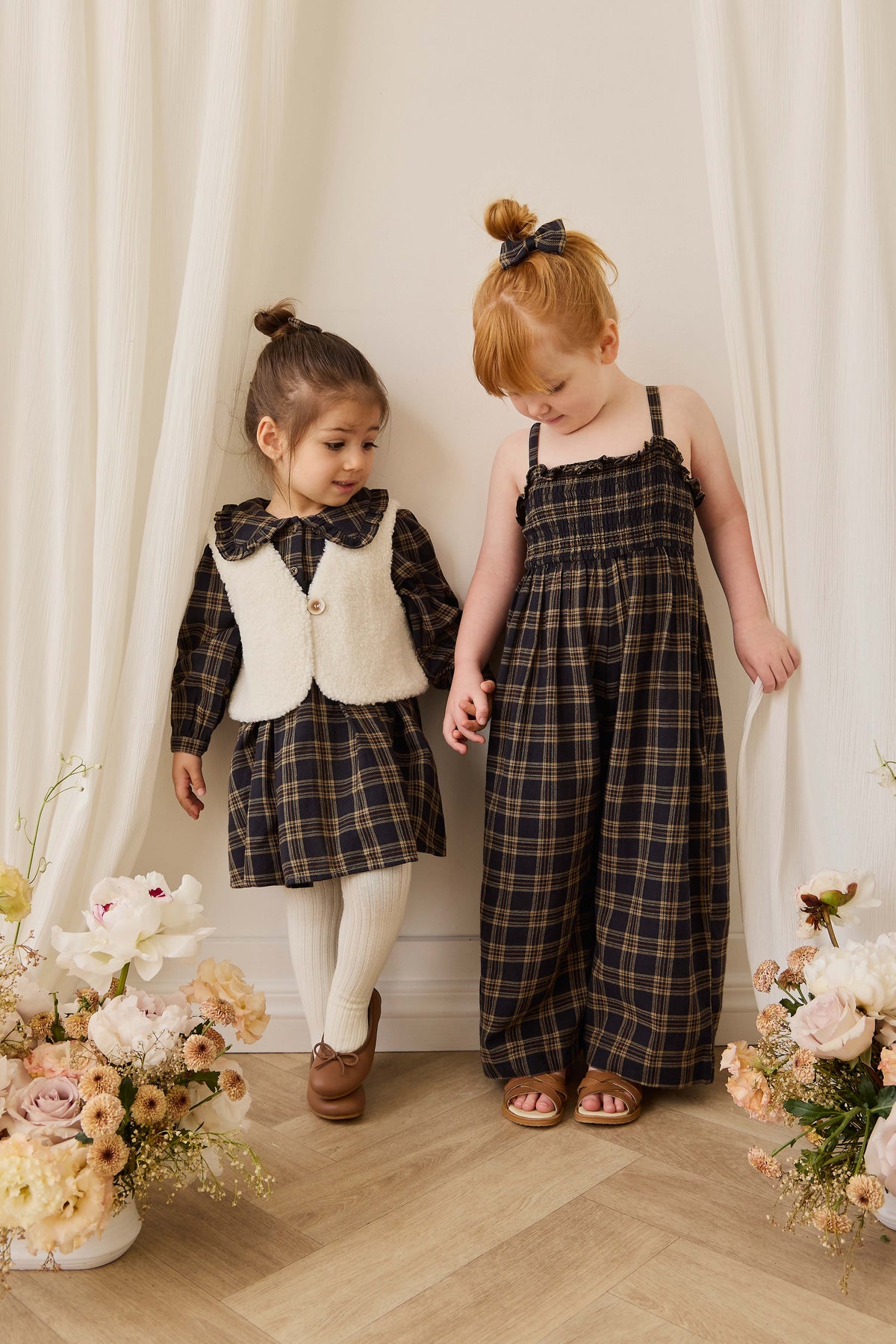 Gilet douillet en peluche de polyester naturel avec doublure vichy et bouton unique sur le devant pour enfant