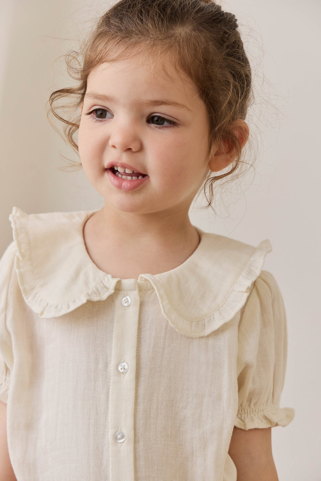 Blouse Fille en Mousseline de Coton Bio au Col Claudine et Manches Bouffantes - Parchemin Féminin