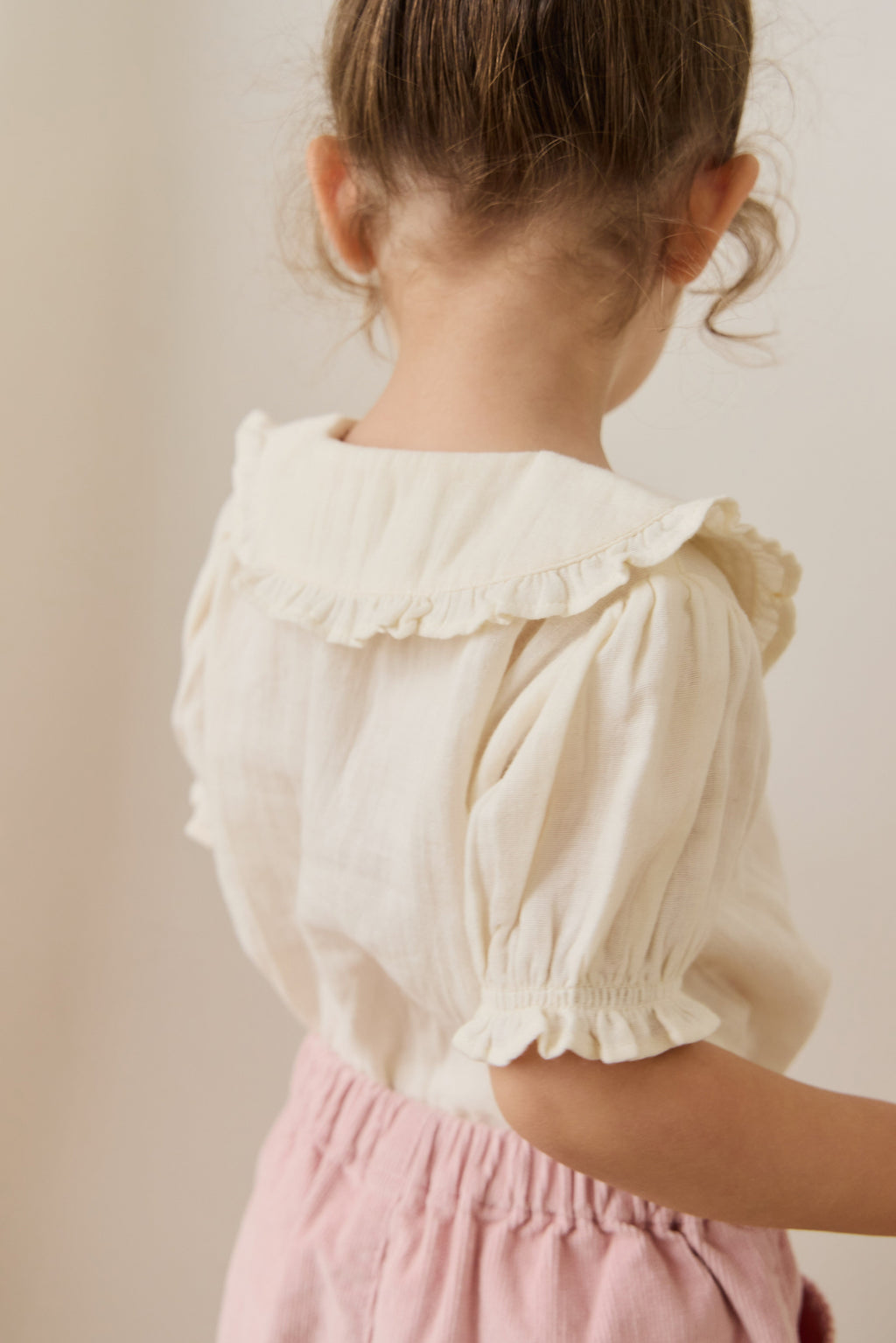 Blouse Fille en Mousseline de Coton Bio au Col Claudine et Manches Bouffantes - Parchemin Féminin