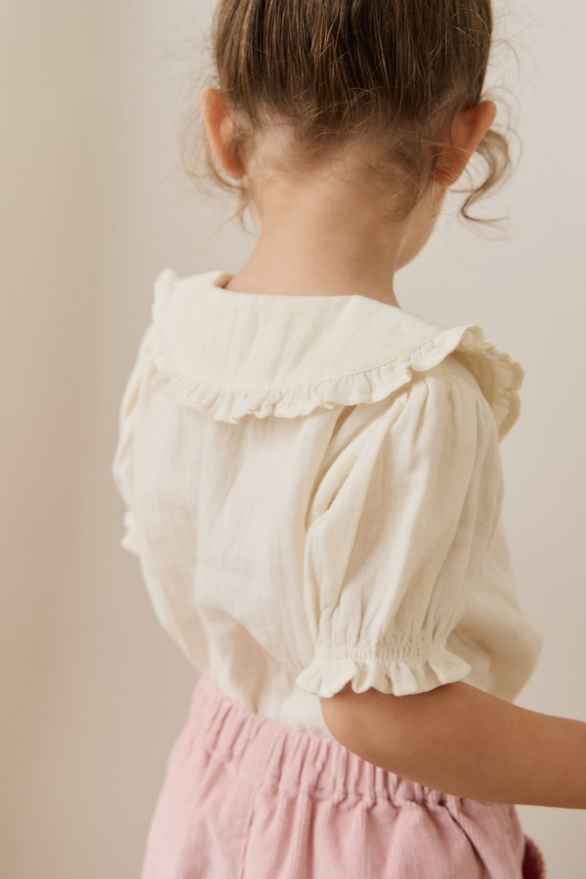 Blouse Fille en Mousseline de Coton Bio au Col Claudine et Manches Bouffantes - Parchemin Féminin