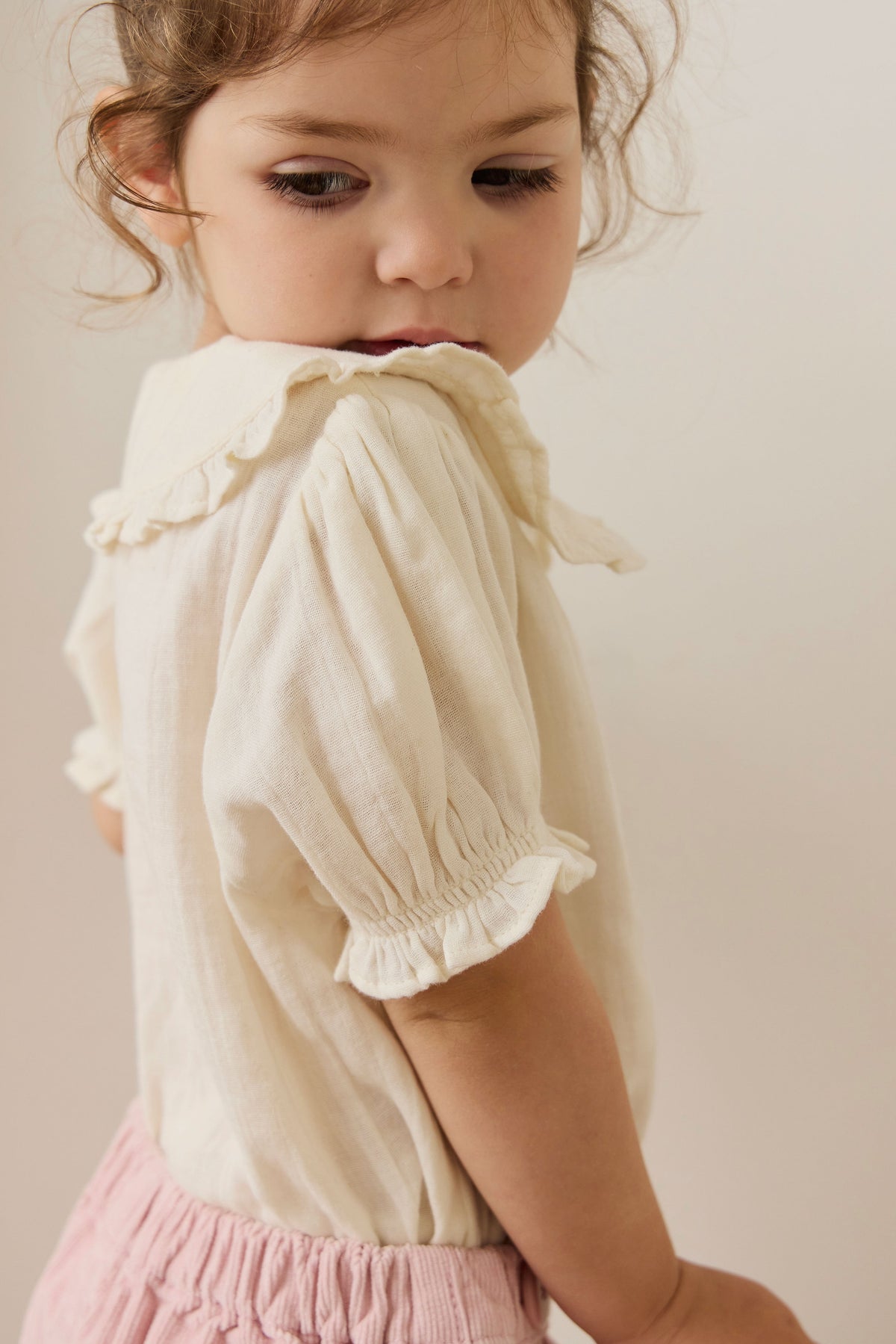 Blouse Fille en Mousseline de Coton Bio au Col Claudine et Manches Bouffantes - Parchemin Féminin