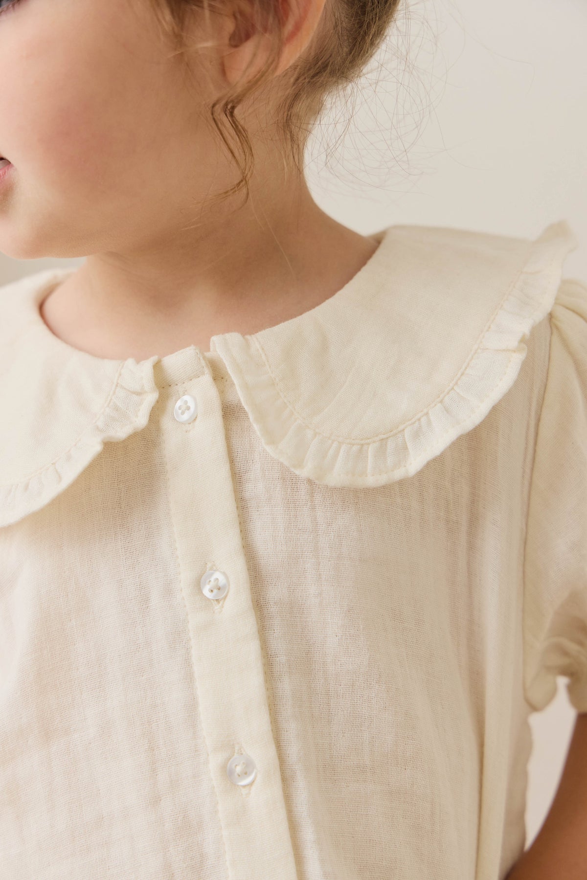 Blouse Fille en Mousseline de Coton Bio au Col Claudine et Manches Bouffantes - Parchemin Féminin