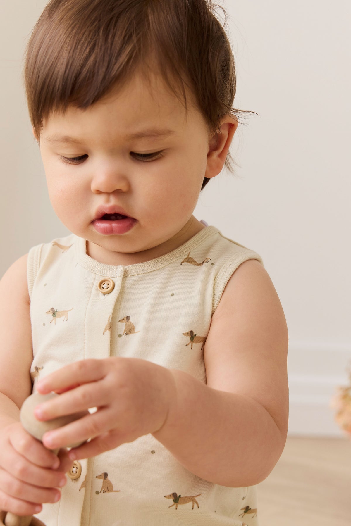 Grenouillère sans manches en coton biologique à imprimé ballon de sport avec boutons sur le devant pour bébés et tout-petits
