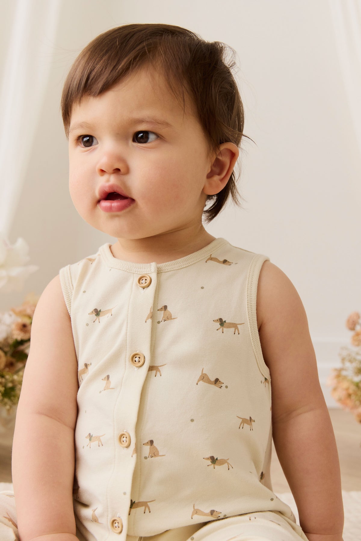 Grenouillère sans manches en coton biologique à imprimé ballon de sport avec boutons sur le devant pour bébés et tout-petits