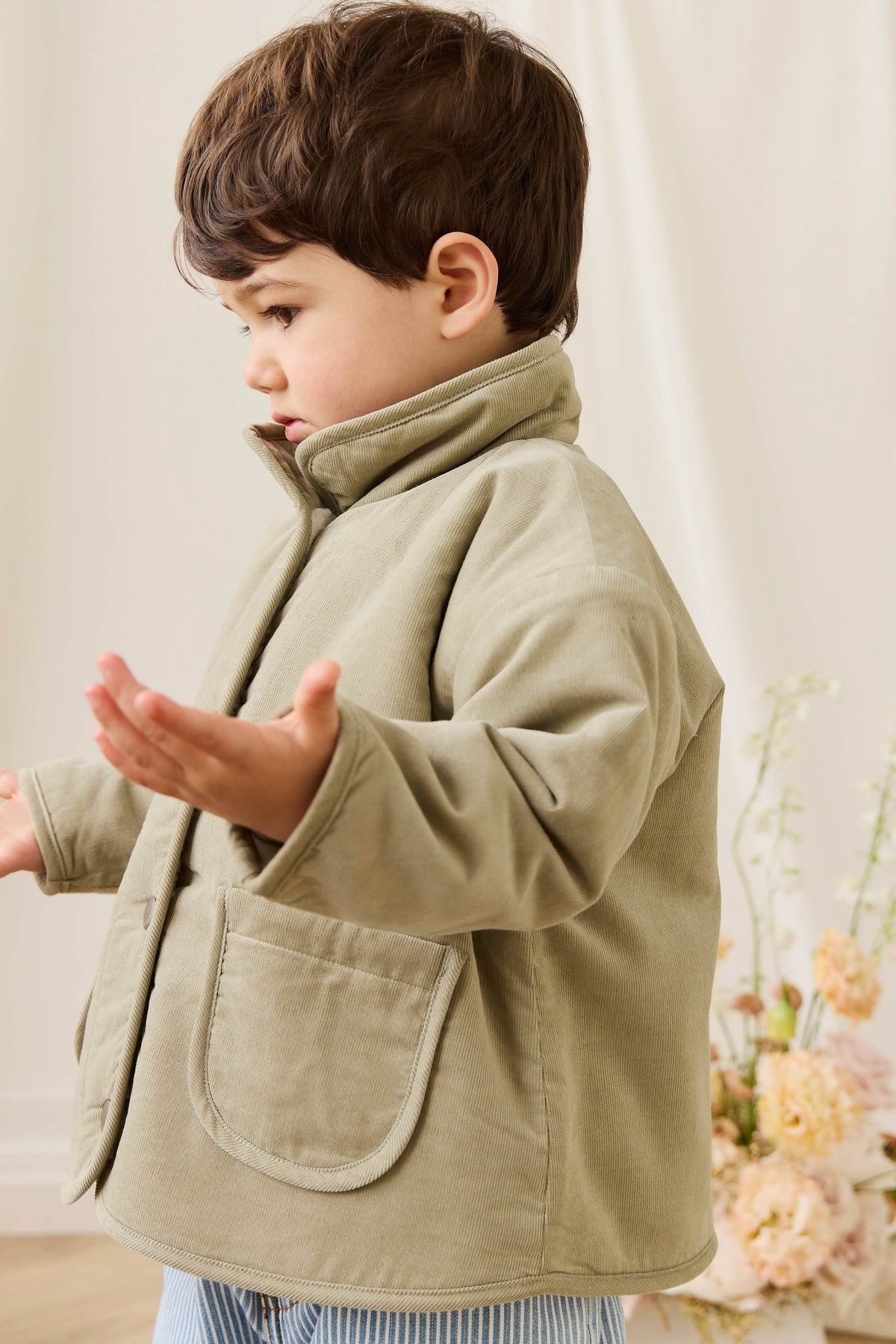Veste en velours côtelé de coton inspirée du lichen, avec boutons-pression et poches avant pour enfants