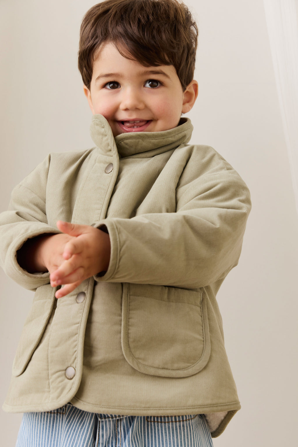 Veste en velours côtelé de coton inspirée du lichen, avec boutons-pression et poches avant pour enfants