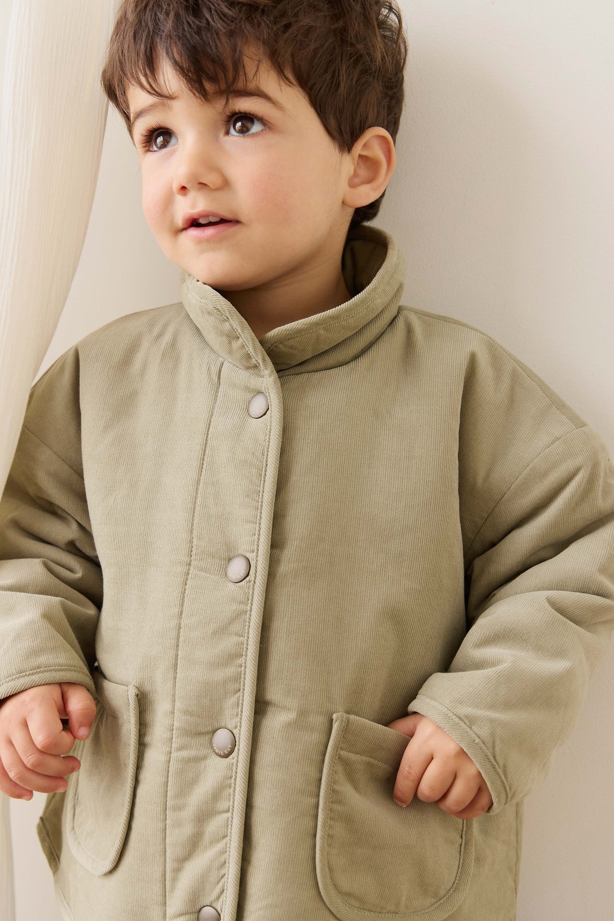 Veste en velours côtelé de coton inspirée du lichen, avec boutons-pression et poches avant pour enfants