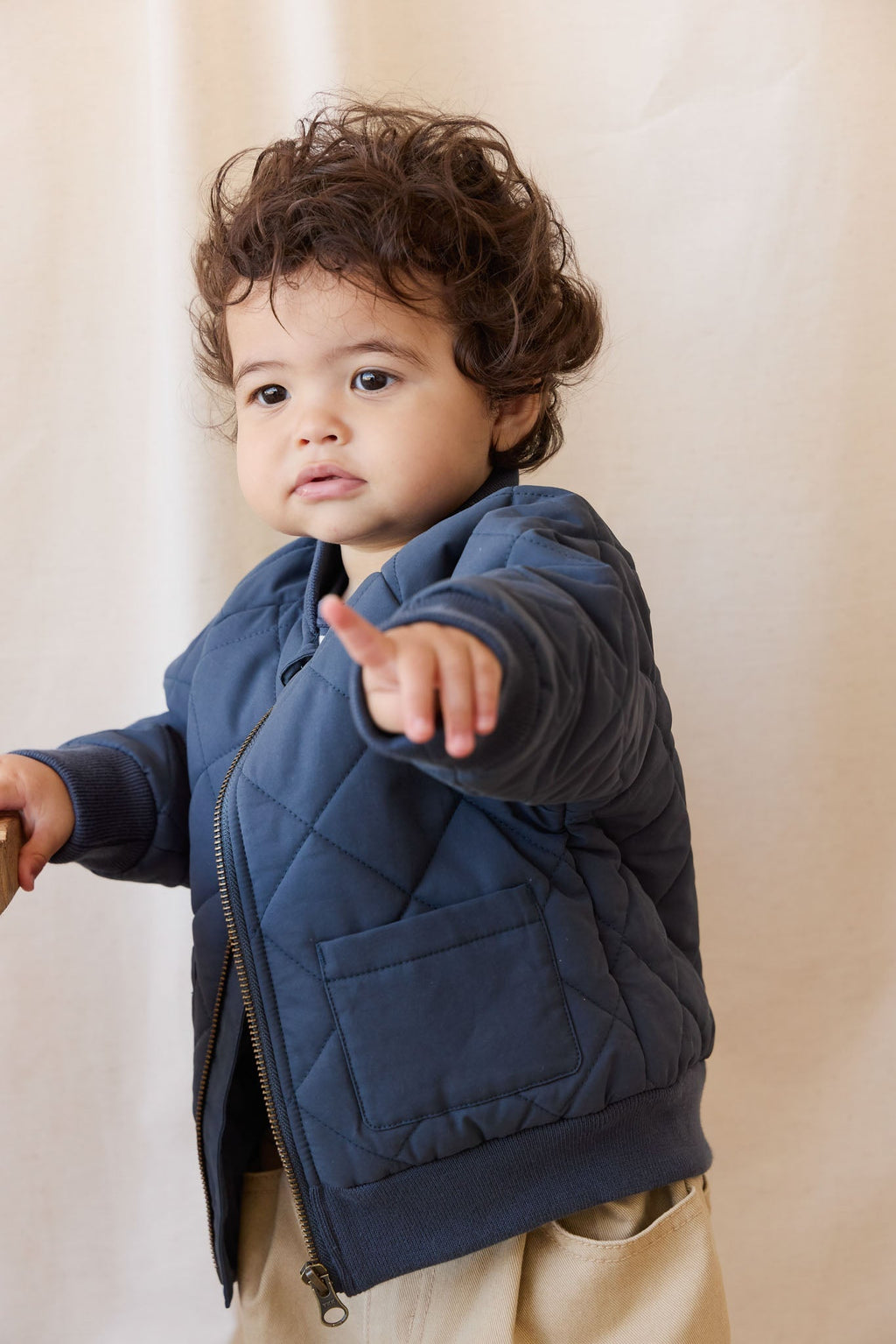 Veste matelassée en losanges en nylon-coton recyclé marine avec fermeture éclair pour enfant, idéale pour les activités de plein air