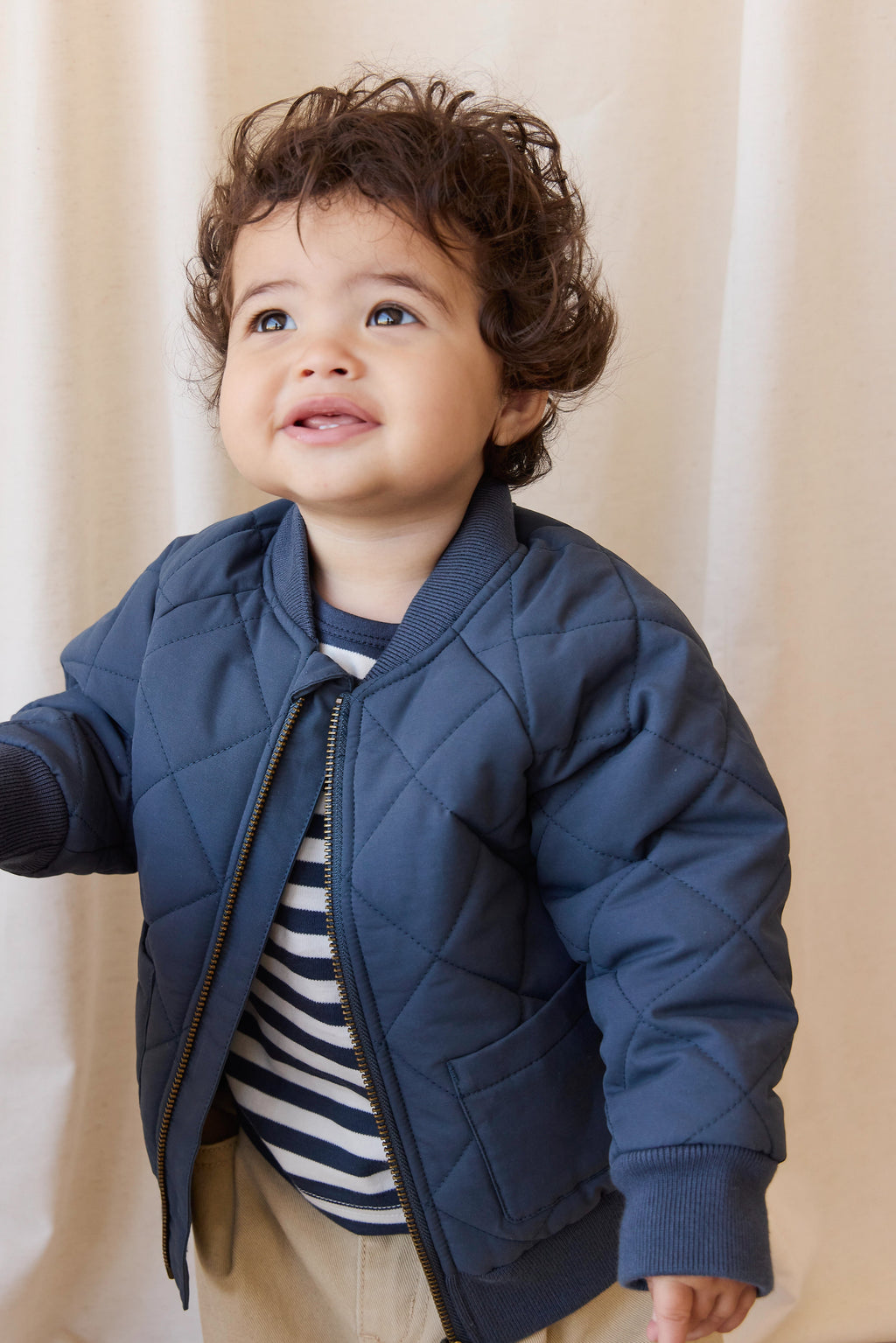 Veste matelassée en losanges en nylon-coton recyclé marine avec fermeture éclair pour enfant, idéale pour les activités de plein air