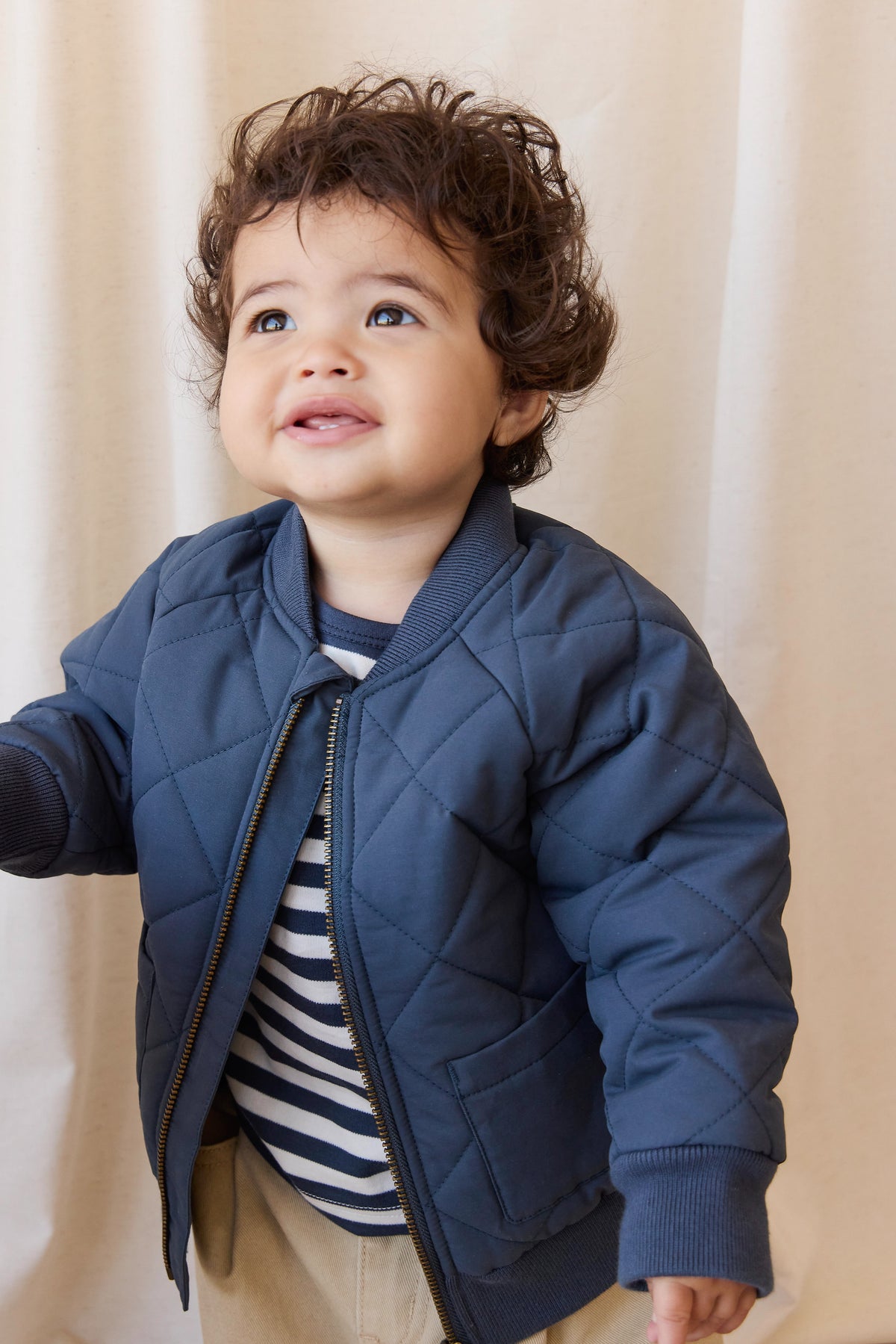 Veste matelassée en losanges en nylon-coton recyclé marine avec fermeture éclair pour enfant, idéale pour les activités de plein air