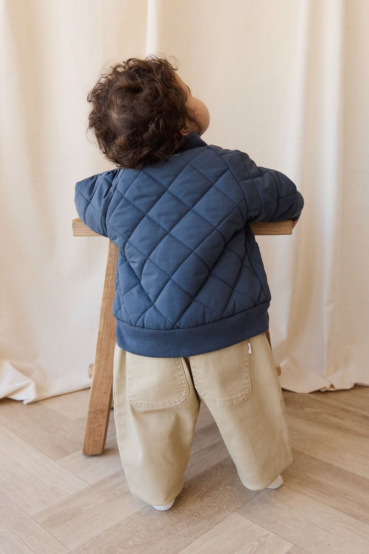 Veste matelassée en losanges en nylon-coton recyclé marine avec fermeture éclair pour enfant, idéale pour les activités de plein air