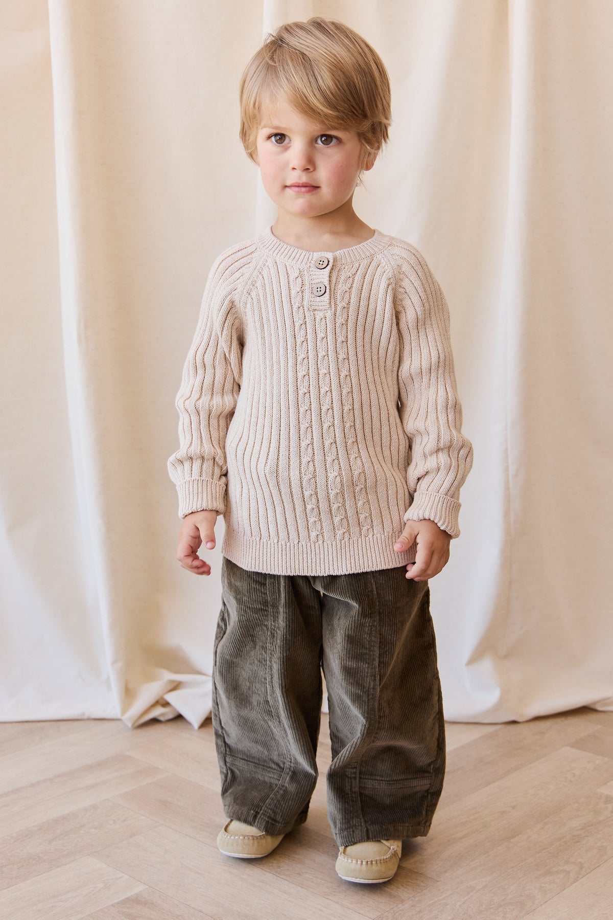 Pantalon décontracté en velours côtelé de coton-élasthanne marron terreux avec taille élastique et poches avant pour enfants