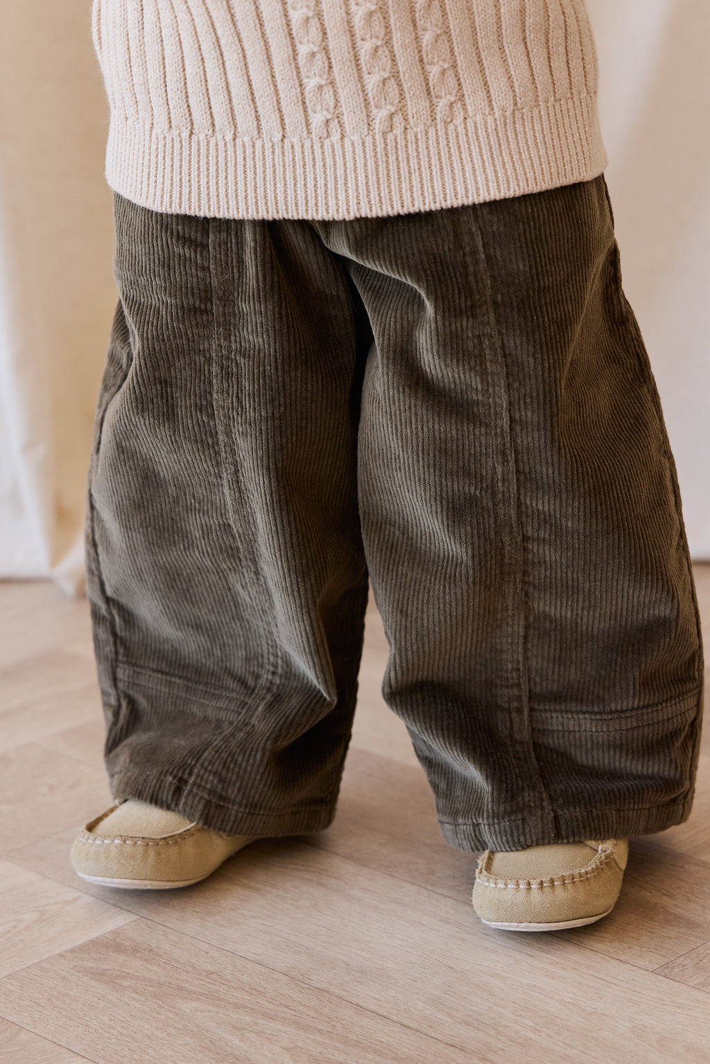 Pantalon décontracté en velours côtelé de coton-élasthanne marron terreux avec taille élastique et poches avant pour enfants