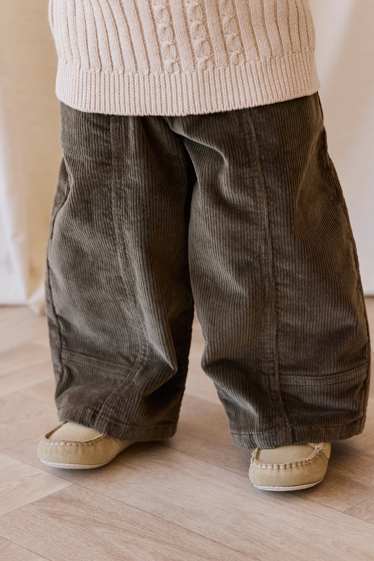 Pantalon décontracté en velours côtelé de coton-élasthanne marron terreux avec taille élastique et poches avant pour enfants