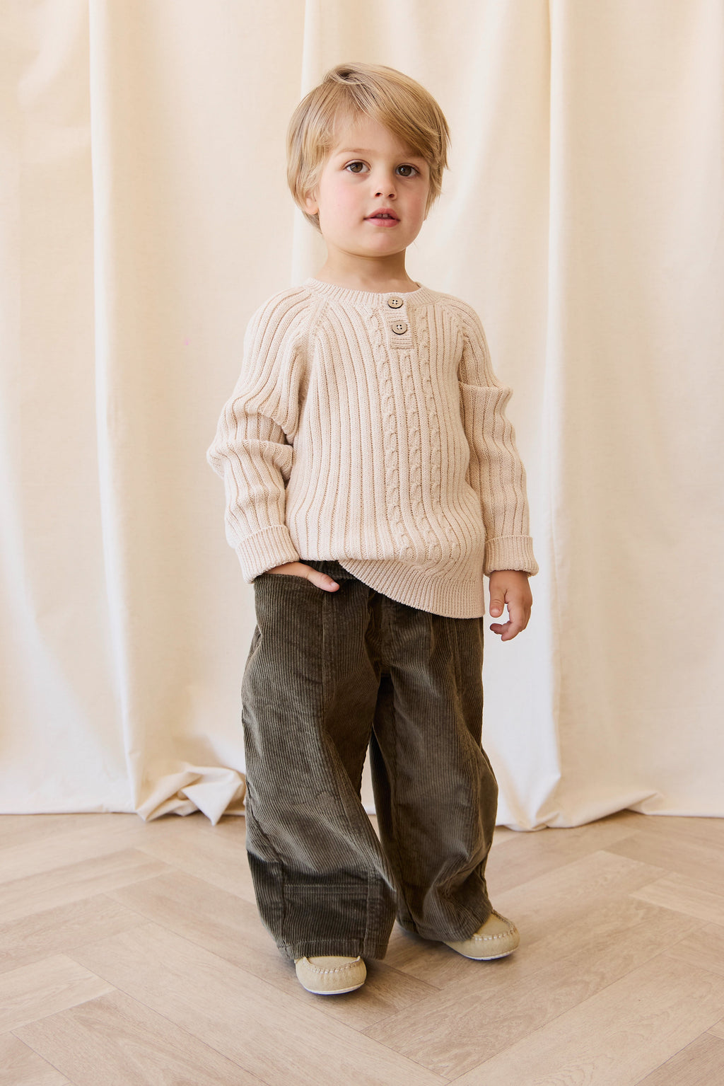 Pantalon décontracté en velours côtelé de coton-élasthanne marron terreux avec taille élastique et poches avant pour enfants