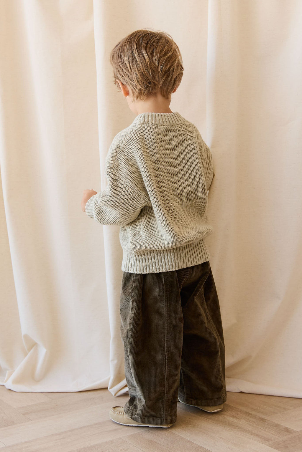 Pantalon décontracté en velours côtelé de coton-élasthanne marron terreux avec taille élastique et poches avant pour enfants