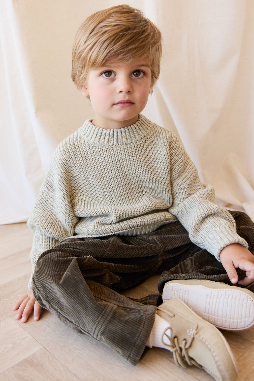 Pantalon décontracté en velours côtelé de coton-élasthanne marron terreux avec taille élastique et poches avant pour enfants