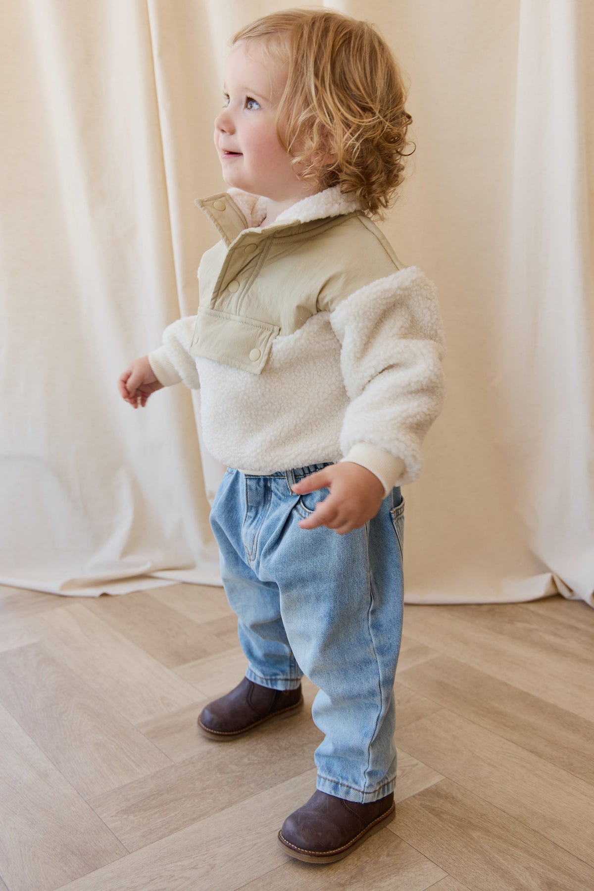 Polaire sherpa douillette blanc naturel pour enfants avec col pressionné et empiècement poitrine marron sable