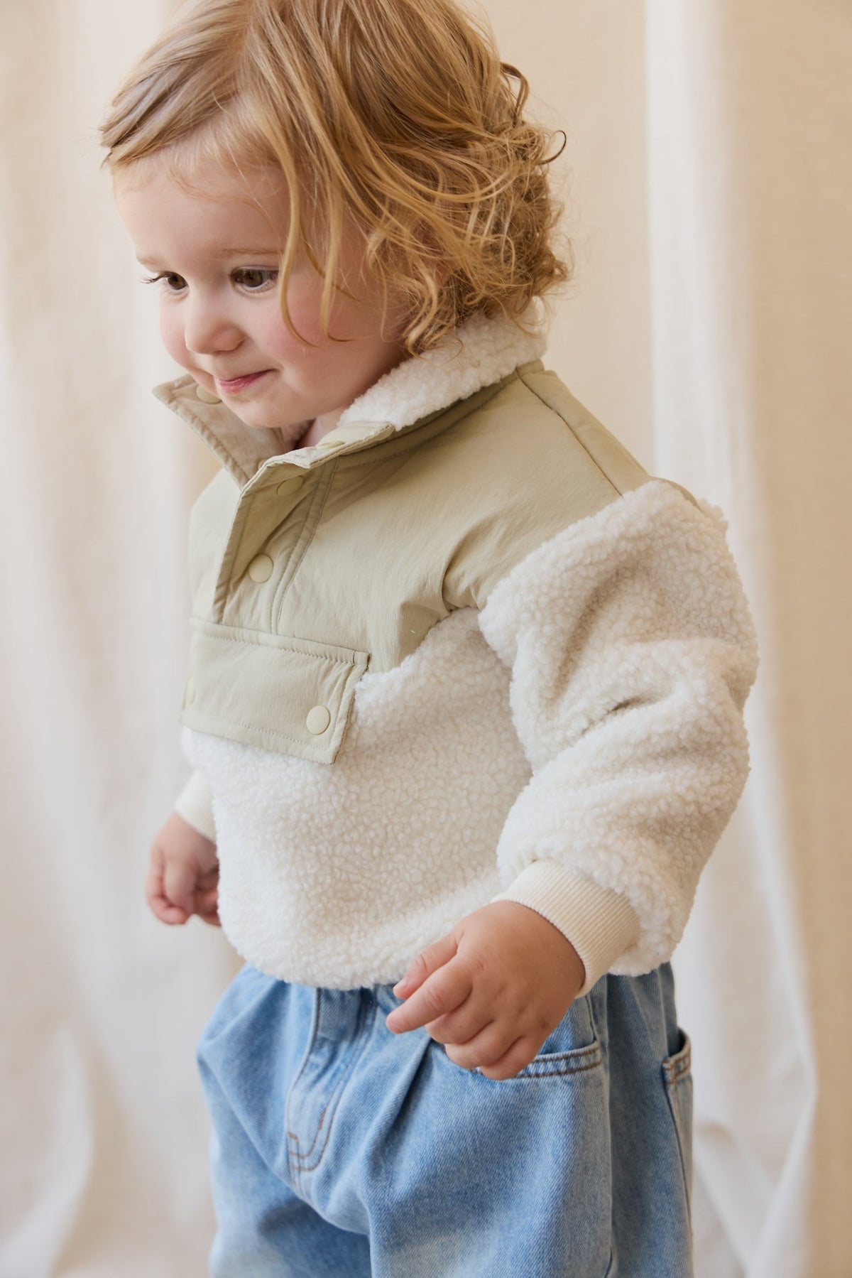 Polaire sherpa douillette blanc naturel pour enfants avec col pressionné et empiècement poitrine marron sable