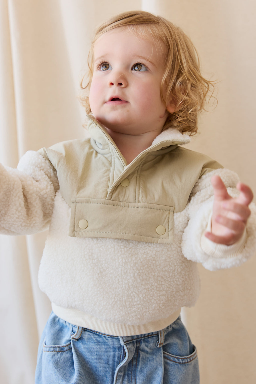 Polaire sherpa douillette blanc naturel pour enfants avec col pressionné et empiècement poitrine marron sable