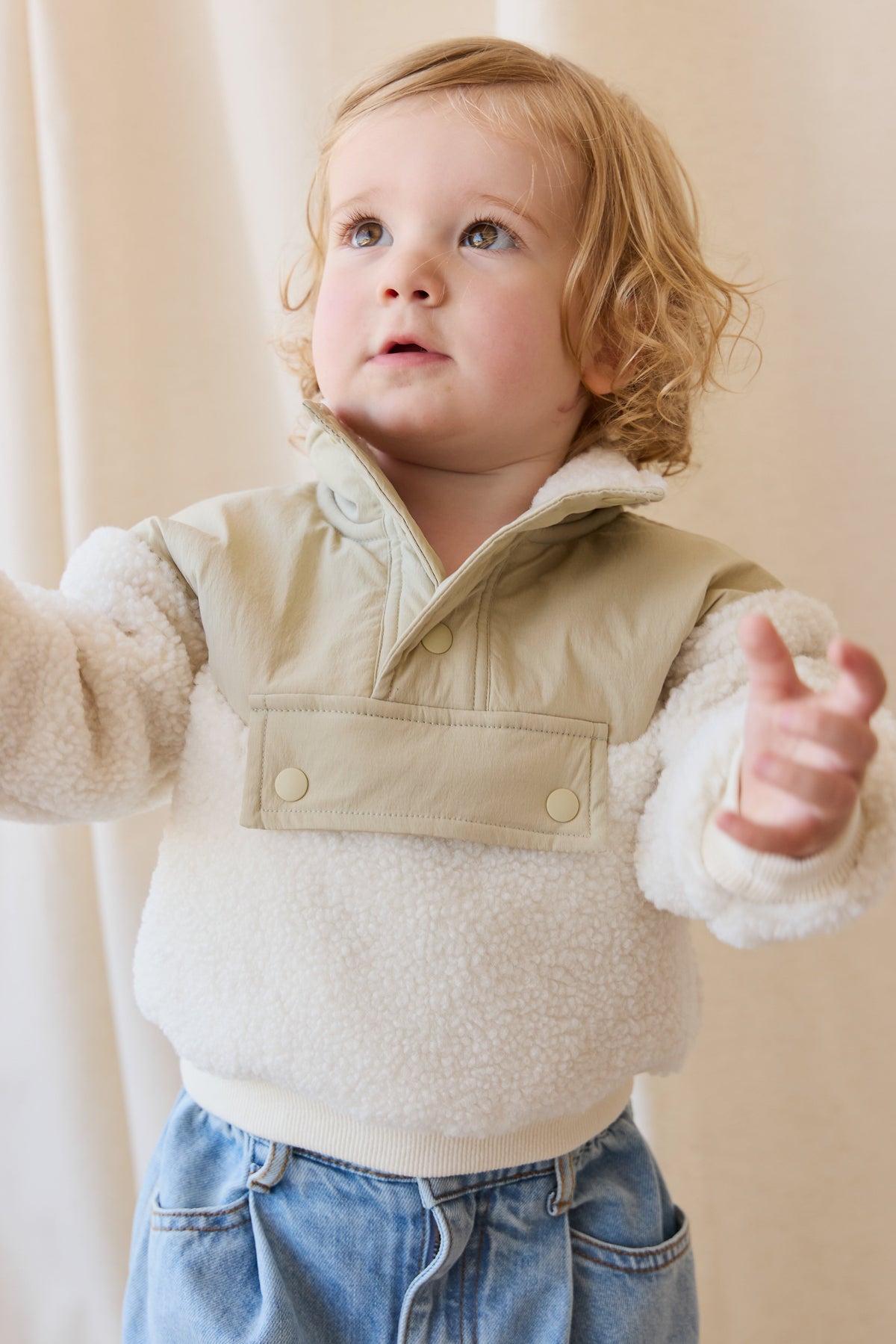 Polaire sherpa douillette blanc naturel pour enfants avec col pressionné et empiècement poitrine marron sable