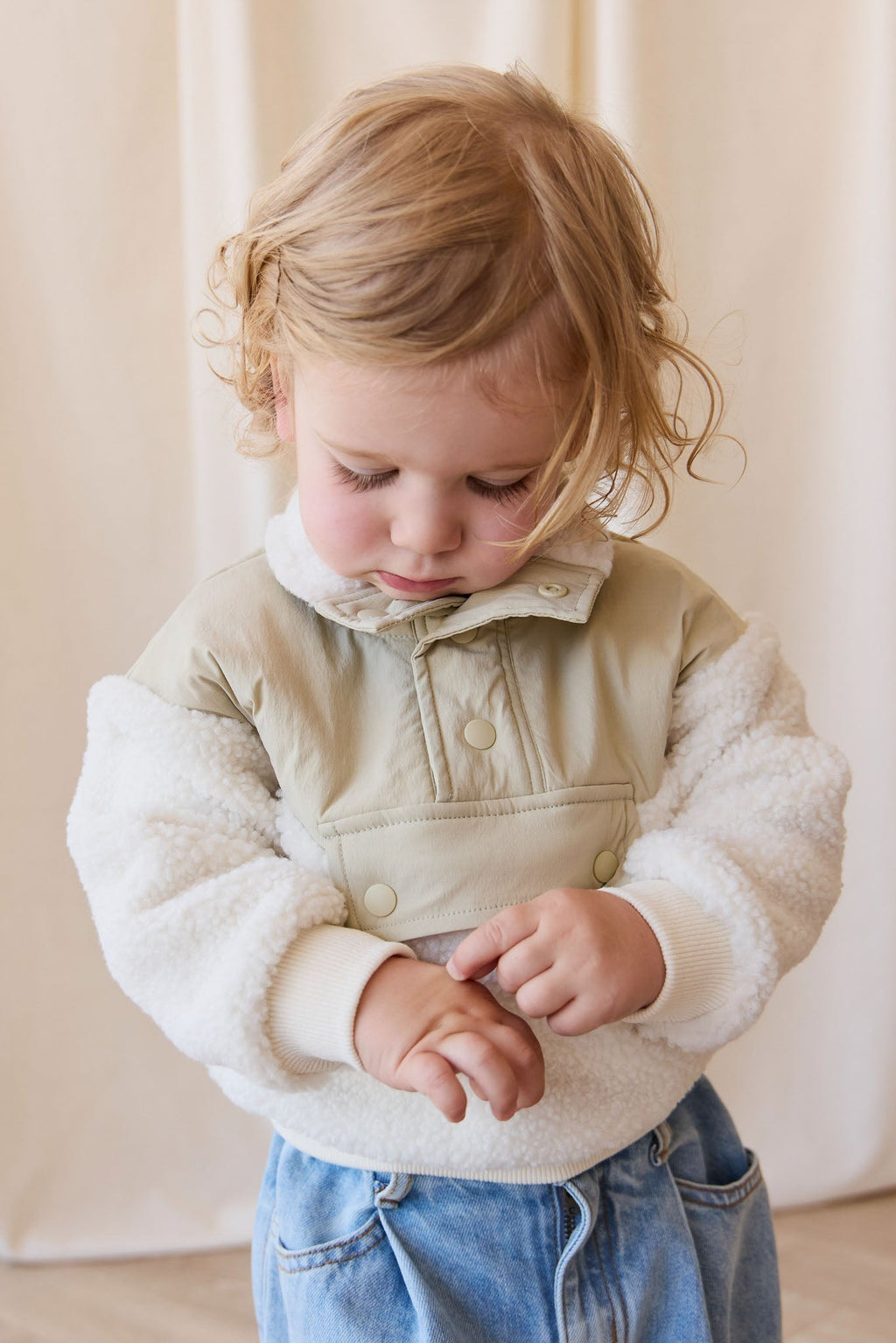 Polaire sherpa douillette blanc naturel pour enfants avec col pressionné et empiècement poitrine marron sable