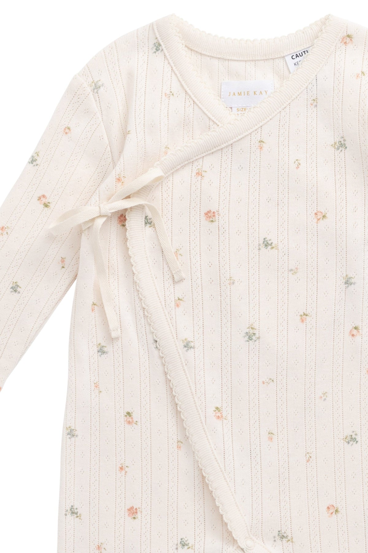 Cache-cœur une pièce en coton biologique délicat et neutre avec pointelle, lien sur le côté et boutons-pression dôme pour bébé fille