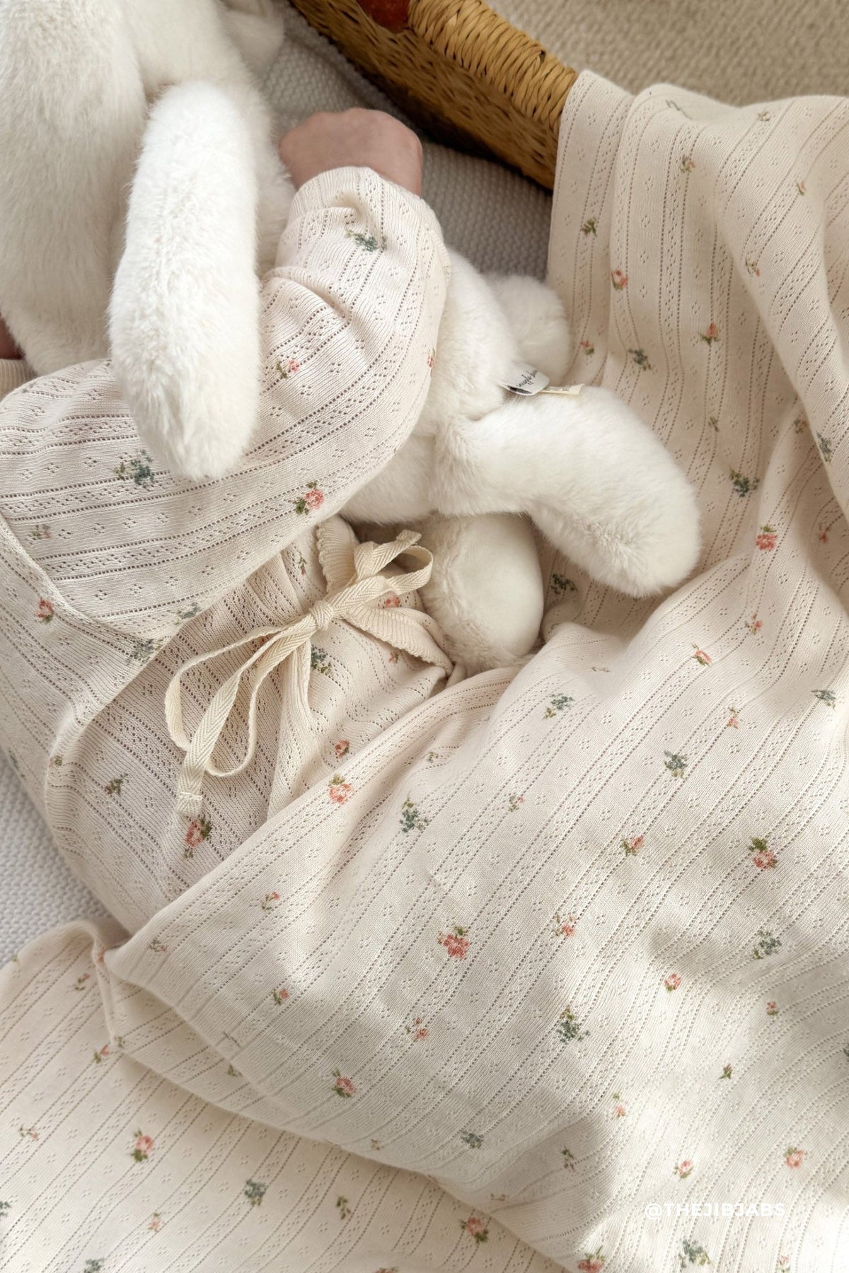 Cache-cœur une pièce en coton biologique délicat et neutre avec pointelle, lien sur le côté et boutons-pression dôme pour bébé fille